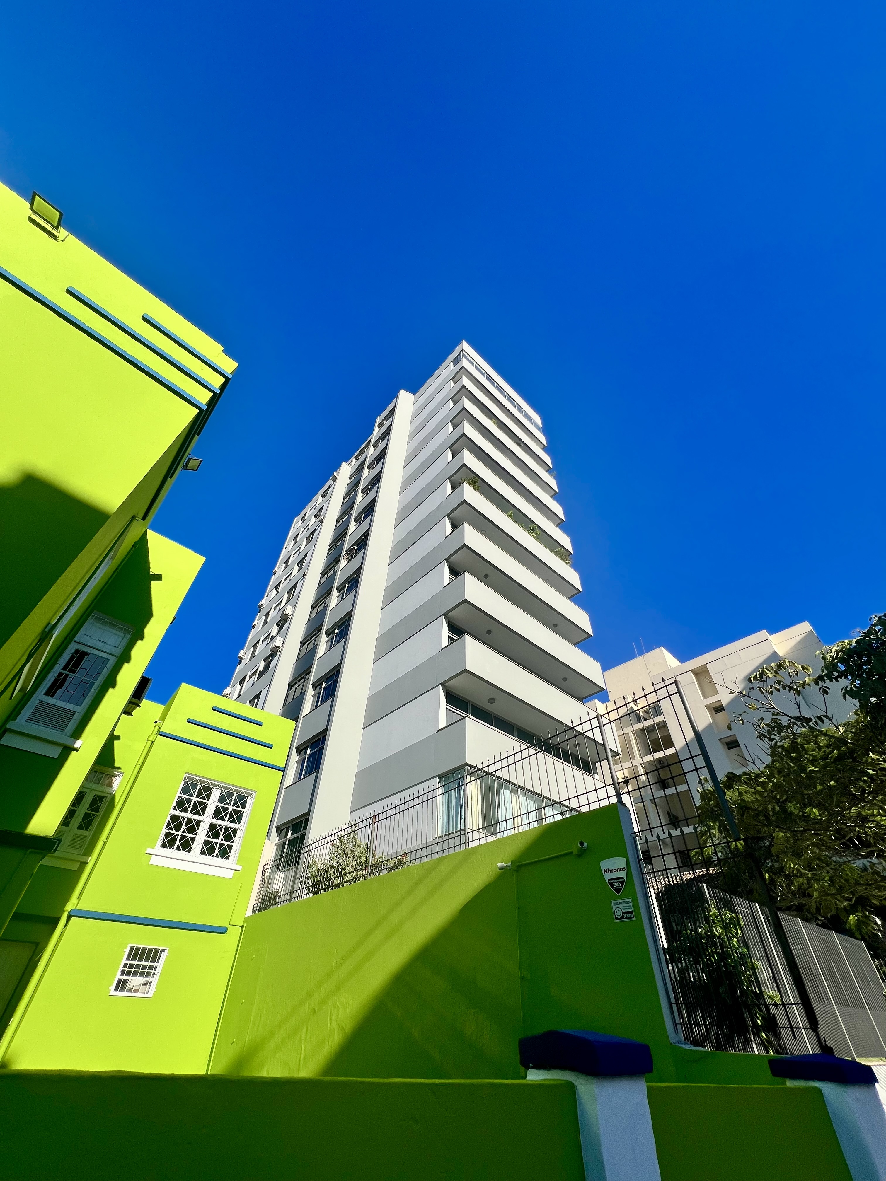 Apartamento semi mobiliado com ampla sala e sacada no Centro de Florianópolis